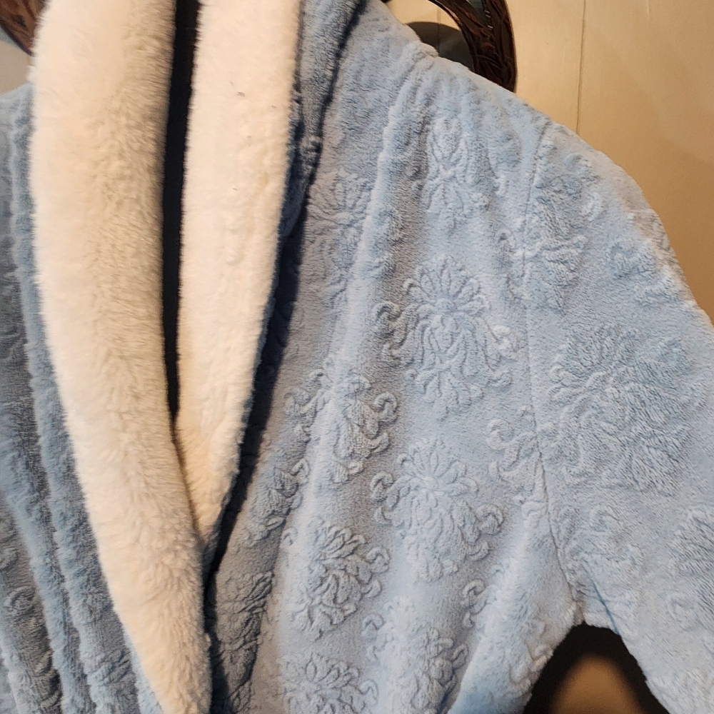CASA ZETA-JONES Soft Plush Robe - Picture 4 of 12